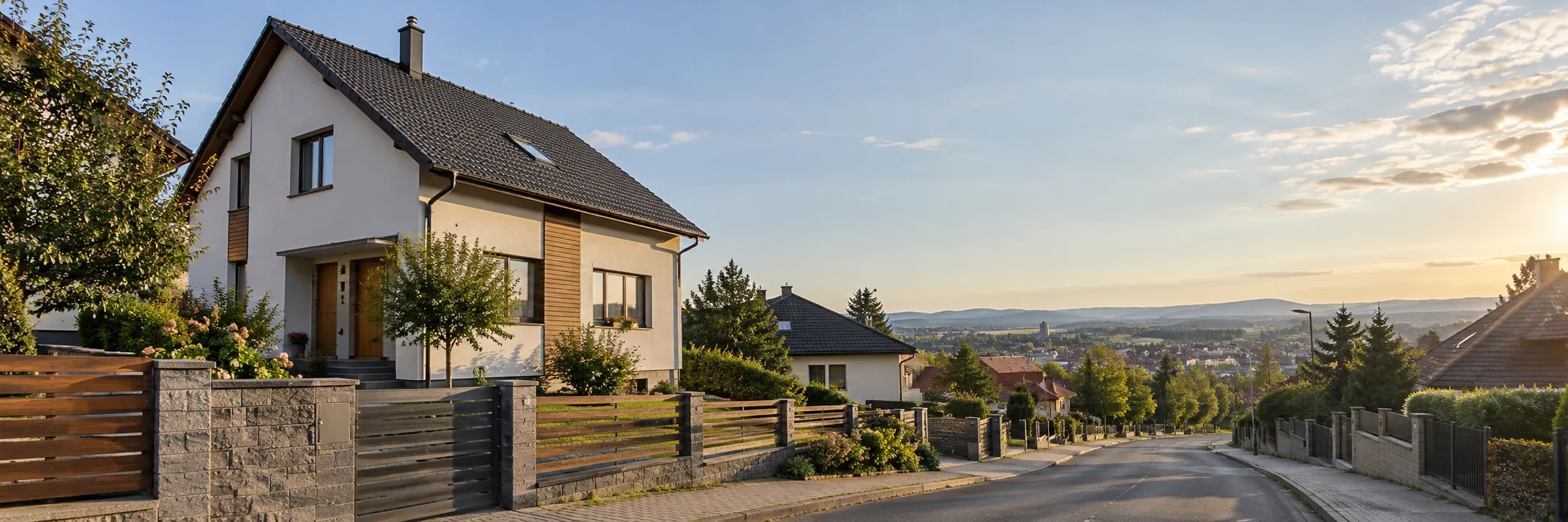 Prodej a pronájem nemovitostí – panoramatický výhled na rezidenční čtvrť při západu slunce